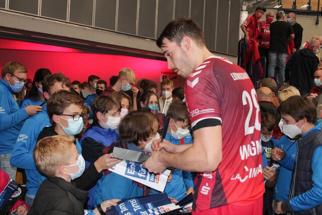 Hendrik Wagner gibt dem Nachwuchs der TSG Wiesloch Autogramme (Foto Michael Sonnick)
