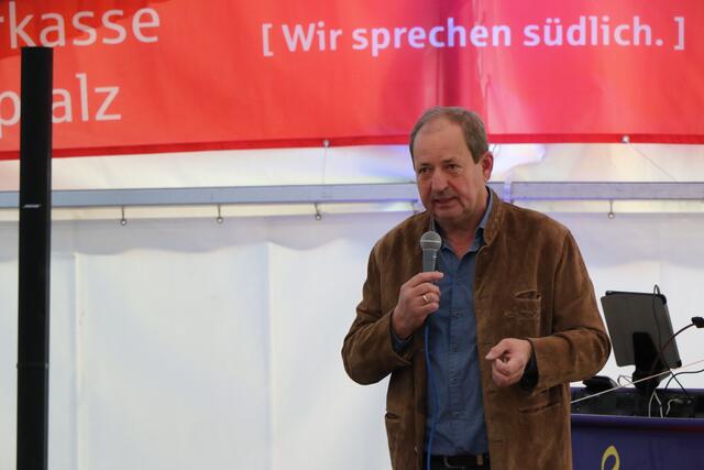 Am Samstag wurde in Kandel der Oktobermarkt mit einem Fassanstich durch den 1. Beigeordneten der Stadt, Michael Gaudier, feierlich eröffnet. | Foto: Heike Schwitalla