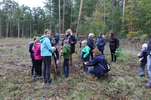 Die Weingartener Baumpaten schreiten zur Tat - Familien pflanzen Bäume für ihre Kinder und Enkelkinder - und halten den Moment auf einem Foto oder Video für die Ewigkeit fest | Foto: Heike Schwitalla