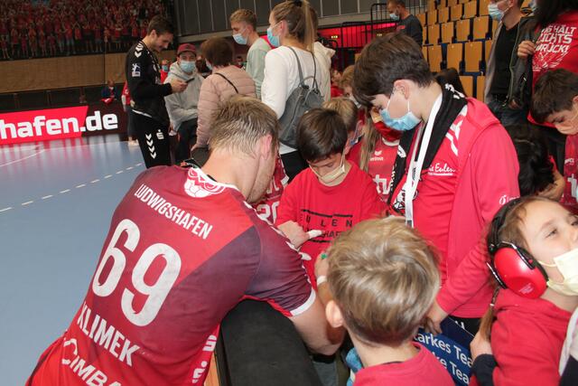 Auch Kreisläufer Christian Klimek gibt Autogramme (Foto Michael Sonnick)