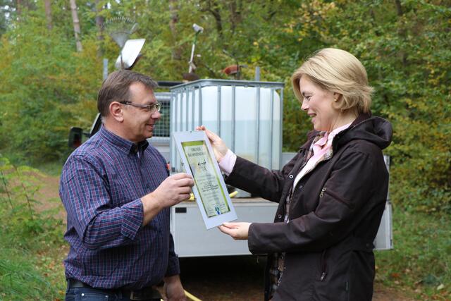 Ortsbürgermeister Stefan Becker übergibt Julia Klöckner, Bundesministerin für Ernährung und Landwirtschaft, ihre Patenschaftsurkunde | Foto: Heike Schwitalla