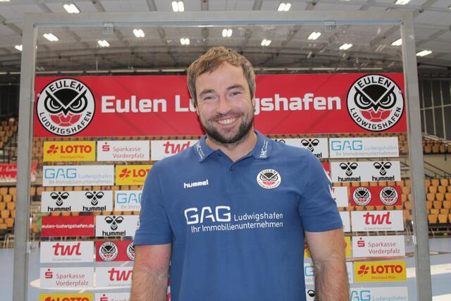 Eulen-Trainer Ceven Klatt freute sich nach dem Handball-Krimi (Foto Michael Sonnick)