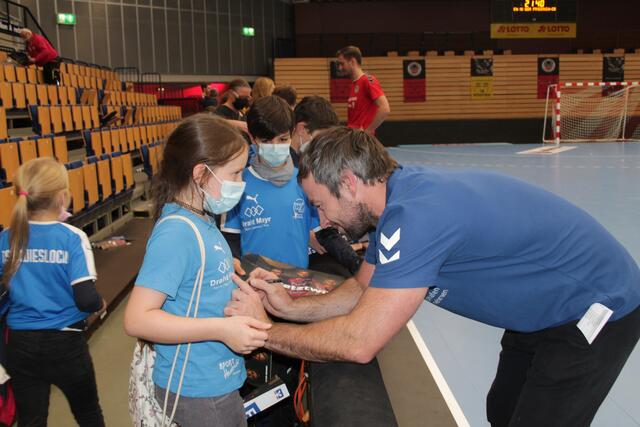 Eulen-Trainer Ceven Klatt gibt nach dem Spiel Autogramme (Foto Michael Sonnick)