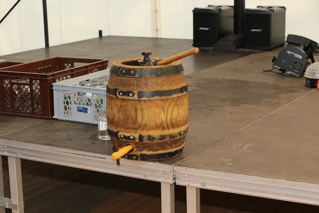 Am Samstag wurde in Kandel der Oktobermarkt mit einem Fassanstich durch den 1. Beigeordneten der Stadt, Michael Gaudier, feierlich eröffnet. | Foto: Heike Schwitalla