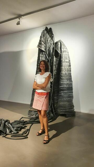 Fritzi-Haußmann vor ihrem Werk (Installation mit Gummi-Nylon-Lack) | Foto: Bezirksverband Pfalz