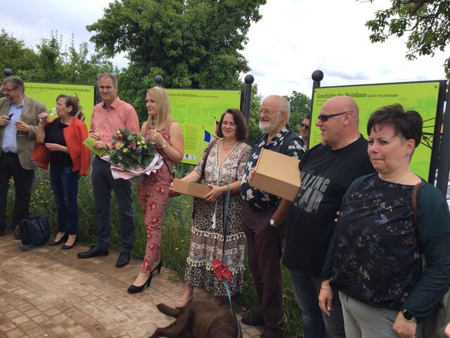 Station „Philipp Cuntz" 
Bürgermeisterin von Wissembourg, Landrat Dietmar Seefeldt 3. v. links Weinprinzessin Eva Leonhard 4. v. links, bei der Eröffnung am 4. Juli 2021. | Foto: ©