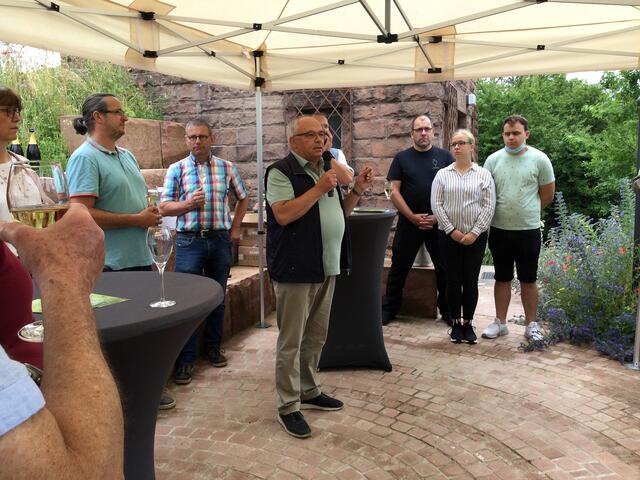 Wolfgang Faber, Präsident des Vereins 1. Deutscher Weinlehrpfad e.V. Schweigen-Rechtenbach bei der Eröffnungsrede am 04.07.2021   | Foto: ©