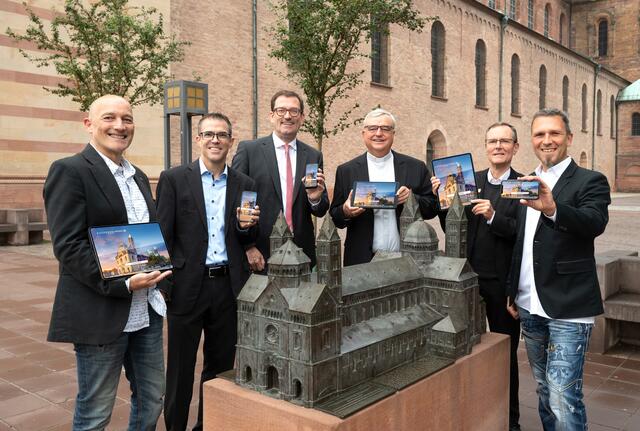 Der Relaunch  wurde von engagierten Partnern vorangetrieben: Marco Fraleoni, Geschäftsführer von Peregrinus, Domdekan und Domkustos Dr. Christoph Maria Kohl, Dr. Karl-Heinz Wiesemann, Bischof von Speyer, Frank Jäckle und Thomas Nitz, Vorstände der Dr. Albrecht und Hedwig Würz Stiftung der Stiftergemeinschaft der Sparkasse Südliche Weinstraße und Peter Hartung, Geschäftsführer bei Screenday Productions (v.r.n.l.) | Foto: kaiserdom-virtuell.de