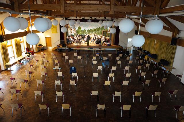 Das Orchester probt, der Saal ist bereits gerichtet, damit auch bei 2G das Publikum nicht eng beisammensitzt | Foto: AFG