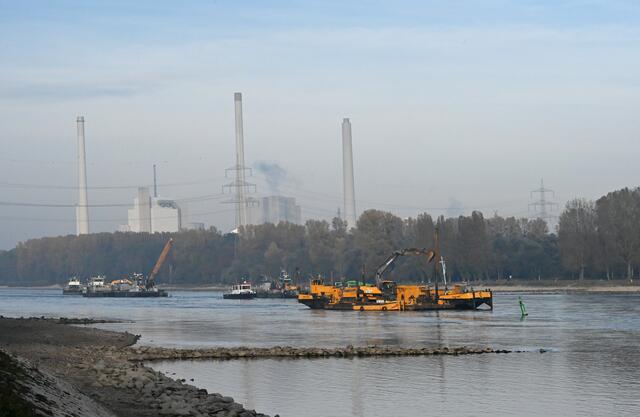 Baggerschiffe auf dem Rhein bei Hagenbach | Foto: A. Abt