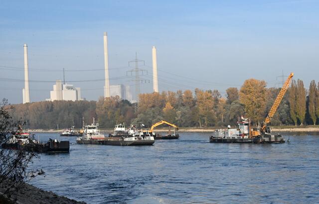 Baggerschiffe aus dem Rhein bei Hagenbach | Foto: A. Abt