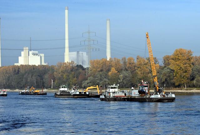 Baggerschiffe aus dem Rhein bei Hagenbach | Foto: A. Abt