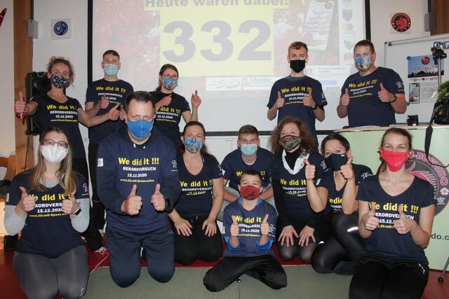 Nach dem Rekord im Dezember mit 332 Haushalten freute sich das ganze Team (Foto Michael Sonnick)