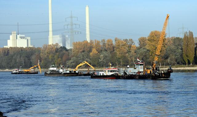Baggerschiffe aus dem Rhein bei Hagenbach | Foto: A. Abt