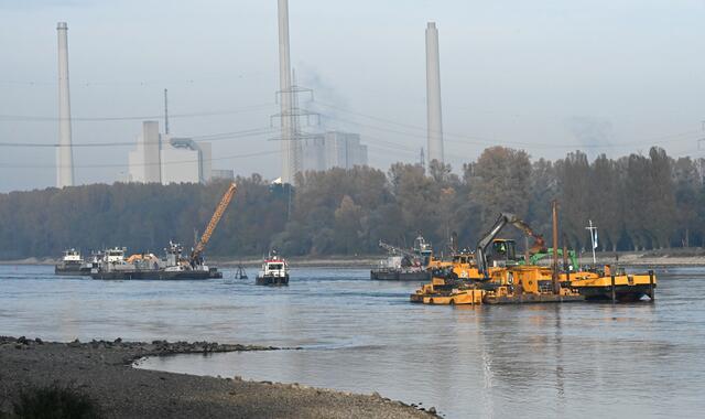 Baggerschiffe aus dem Rhein bei Hagenbach | Foto: A. Abt