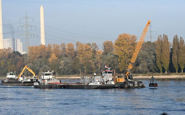Baggerschiffe aus dem Rhein bei Hagenbach | Foto: A. Abt
