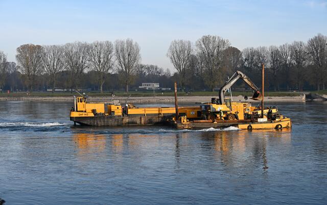 Baggerschiff auf dem Rhein bei Hagenbach | Foto: A. Abt