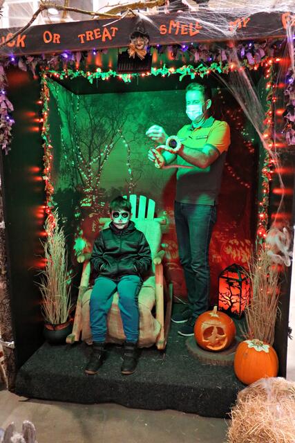 Elias bekommt die Kornnatter vom Marktleiter übergehängt | Foto: Brigitte Melder