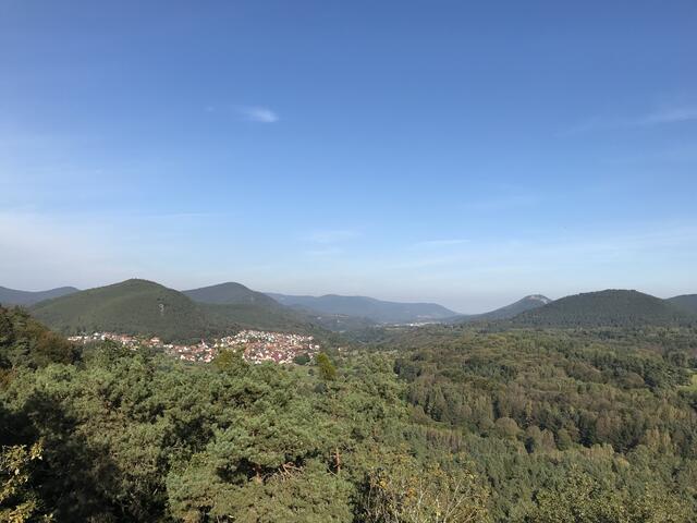 Blick auf Wernersberg und die Burg Trifels | Foto: B. Bender