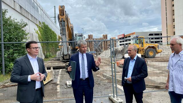 Finanzierungs-Diskussion an der Hochstraße in Ludwigshafen (von links) ehemaliger Bundestagsabgenordneter Torbjörn Kartes, Staatssekretär Steffen Bilger, Peter Uebel und Christoph Heller