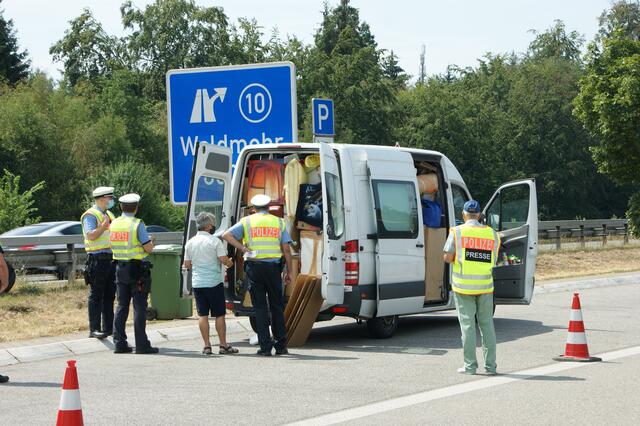 Die Autobahn A6 ist eine der "Lebensadern" der Pfalz. Dadurch bedarf es dort auch häufiger großangelegten Polizeikontrollen. Wie hier, als zu Beginn der Sommerferien 2020 eine Kontrolle von Wohnmobilen und Wohnwagenanhängern stattfand. Dabei gingen aber nicht nur solche ins Netz: Ein abenteuerlich beladener Kleintransporter durfte ebenfalls erstmal nicht weiterfahren.