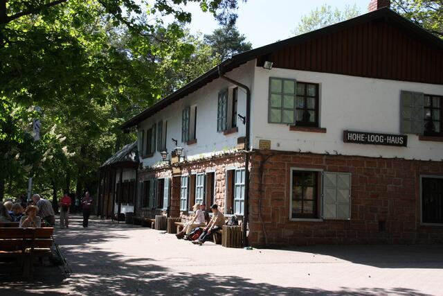 Tradition ist ein Begriff, der hier in der Pfalz stark verwurzelt ist - und zwar nicht nur beim Fußball. Pfälzerwald-Hütten sind ebenfalls ein hohes Gut für Pfälzer. Auch deren Geschichte wurde für das "Dehäm"-Magazin und das neue Magazin "Wald/e/Mar" von Tim Altschuck genauer beleuchtet Die Pfälzerwald-Hütte „Hohe Loog“ wird von der Ortsgruppe Hambach des Pfälzerwald-Vereins betrieben. (https://www.wochenblatt-reporter.de/maikammer/c-ausgehen-geniessen/huettenkultur_a302409) | Foto: Jens Vollmer