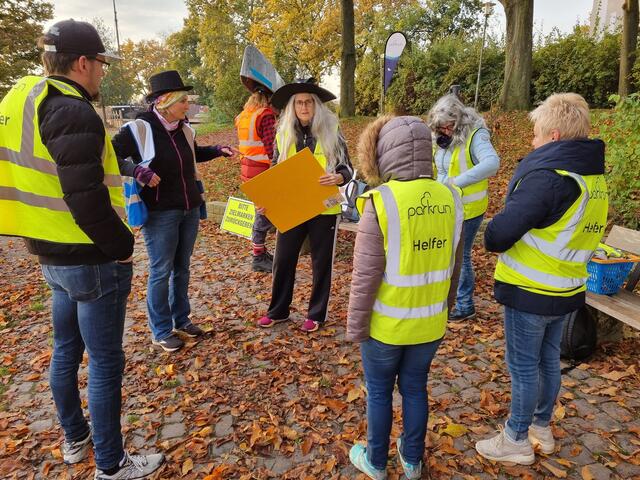 Jede Woche ist ein Helferteam dabei, die den Lauf organisiert. Aus Läufer werden Helfer und andersrum. Dadurch findet der Lauf jede Woche mit Zeitmessung kostenlos statt. | Foto: Leinpfad Speyer parkrun