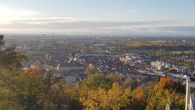 Blick vom Durlacher Turmberg über Durlach, Karlsruhe und die Pfalz | Foto: www.jowapress.de