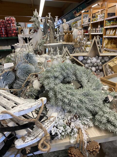Alles rund um das Thema Weihnachtsdekoration: Christbaumkugeln im Set oder auch einzeln aus Glas oder Holz, Christbaumschmuck und Tischdeko in den angesagtesten Farben und Varianten.
