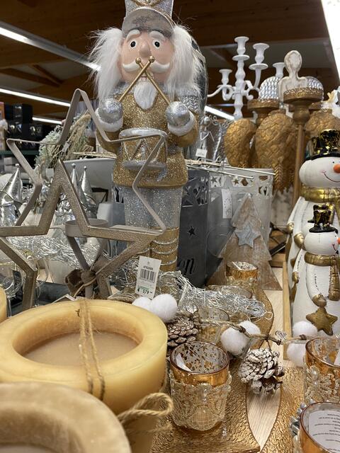 Bei der Adventsdeko wird auf jedes Detail geachtet - von Kerzen über Sterne, Teelichter, einem Drummer-Boy hin zu Kerzenständern und Schneemännern. Für jeden Weihnachtsfan ist etwas dabei.