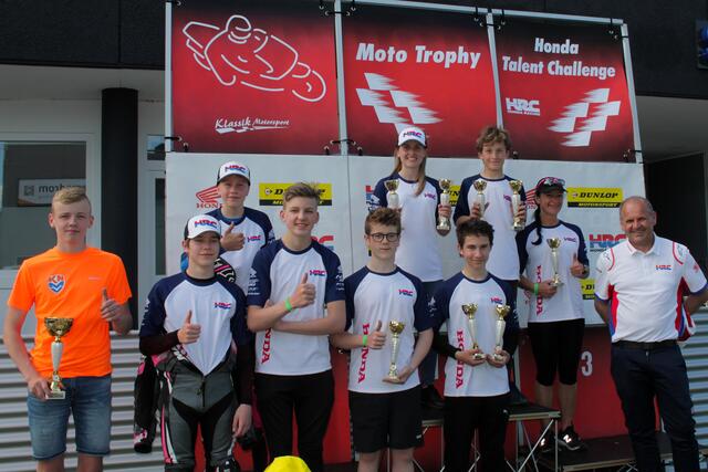 Gruppenfoto von der Honda Talent Challenge nach dem Rennen auf dem Hockenheimring (Foto Michael Sonnick)