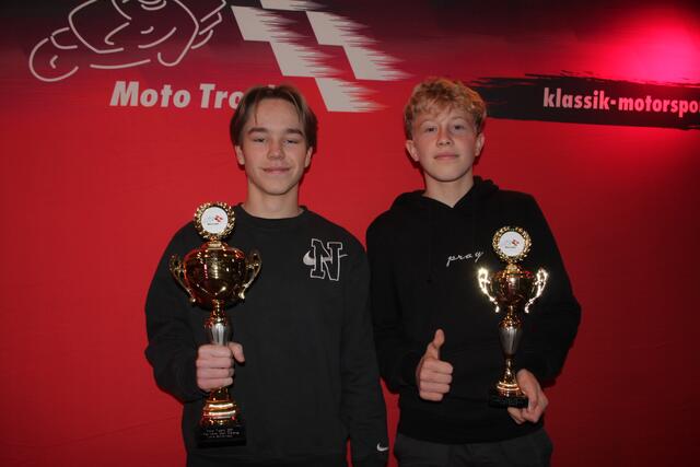 Loris Schönrock (Wesel) mit seinem Teamkollegen Jona Eisenkolb (Kassel/rechts) Foto Michael Sonnick