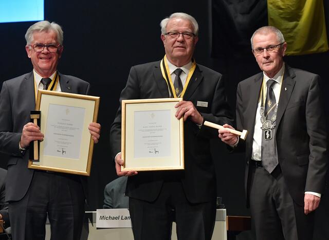 Goldener Küferschlegel für Kapitelmeister Harald Weber und Ordenskanzler Karl-Heinz Bauer