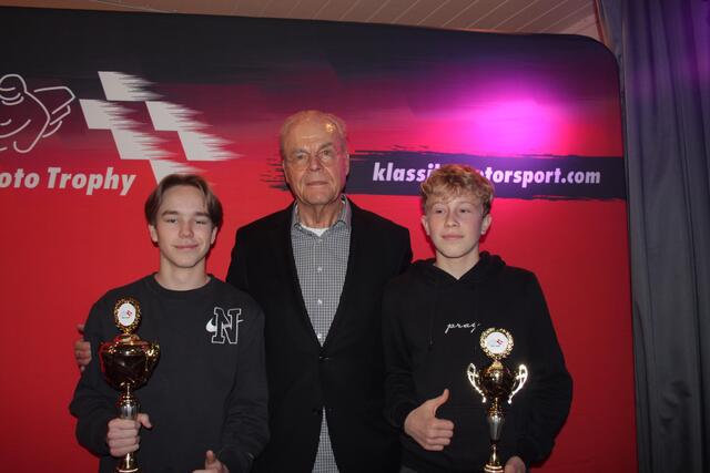 Der zweifache Motorrad-Weltmeister Dieter Braun mit Gesamtsieger Loris Schönrock (links) und Jona Eisenkolb (rechts) Foto Michael Sonnick