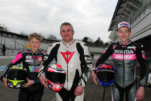 Jona Eisenkolb (Kassel/links) mit Teamchef Frank Koch und Loris Schönrock aus Wesel (Foto Michael Sonnick)