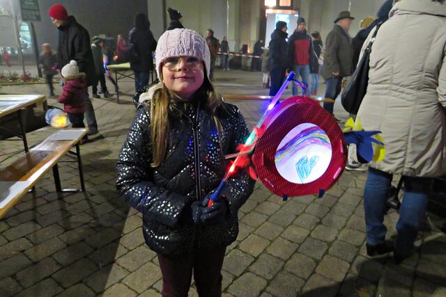 Die sechsjährige Milena mit ihrer Laterne | Foto: Brigitte Melder