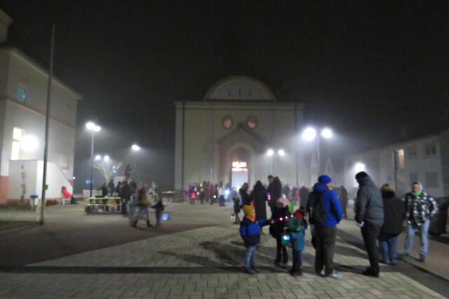 Auf dem nebeligen Dorfplatz in Böhl | Foto: Brigitte Melder