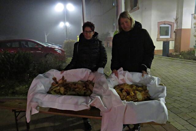 Viel Arbeit war das für die beiden Bäckerinnen | Foto: Brigitte Melder