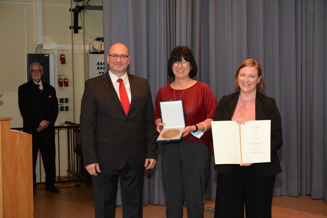 v.l. Wolf Rüdiger Schreiweis, Präsident des Chorverbands der Pfalz; Andrea Pfaff, Vorsitzende des GV Frohsinn Hüffler; Kulturministerin Katharina Binz Foto: Chorverband