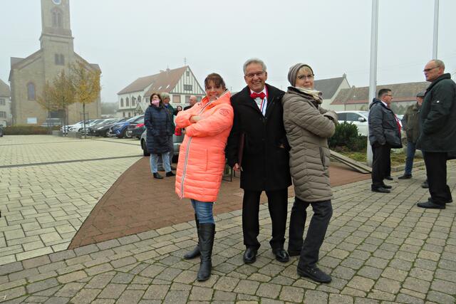 Sein Name ist nicht James Bond, aber von 2 Frauen flankiert | Foto: Brigitte Melder
