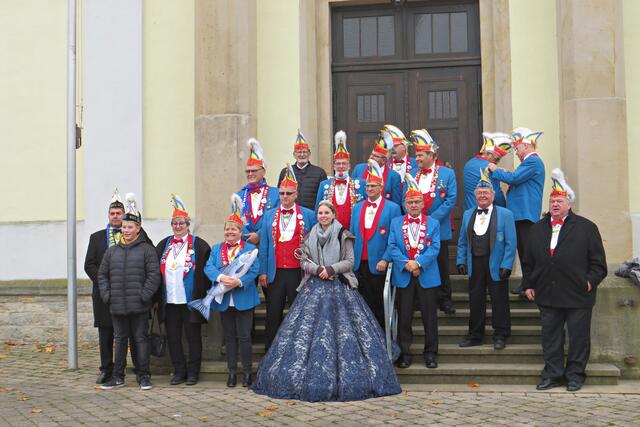 Zweite Aufstellung vor dem Kircheneingang | Foto: Brigitte Melder