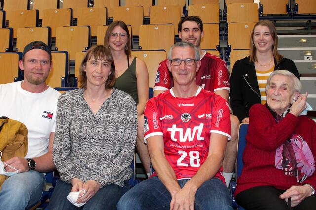 Eulen-Nationalspieler Hendrik Wagner (hinten) wurde von seiner Familie mit seiner Oma unterstützt (Foto Michael Sonnick)