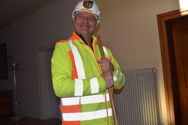 Bauhofleiter Timmo Eckerle hatte wenig Chance gegen die Narrenschar | Foto: B. Bender