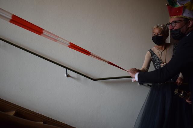 Treppenhaussturm - allen voran das Prinzenpaar | Foto: B. Bender