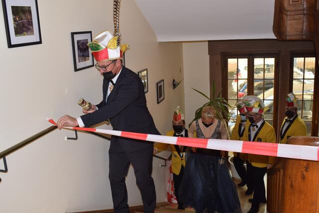 Die Narrenschar kämpft sich durch's Treppenhaus | Foto: B. Bender