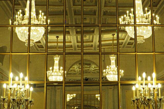Der Spiegelsaal mit seinen prachtvollen Kristalllampen | Foto: Brigitte Melder