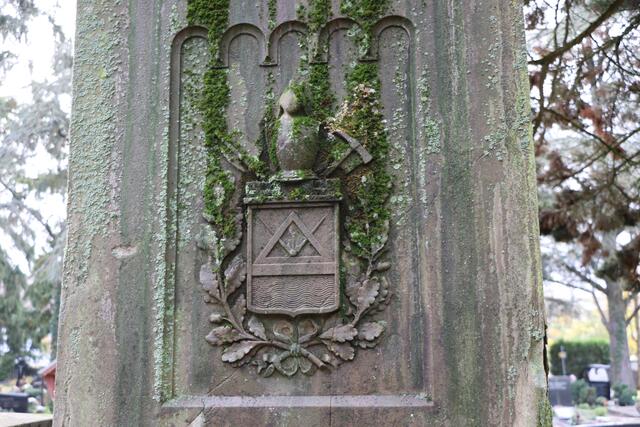 Grabmal des Friedrich von Schmauß - Detail, das auf seine Tätigkeit als Freimaurer hinweist | Foto: Heike Schwitalla