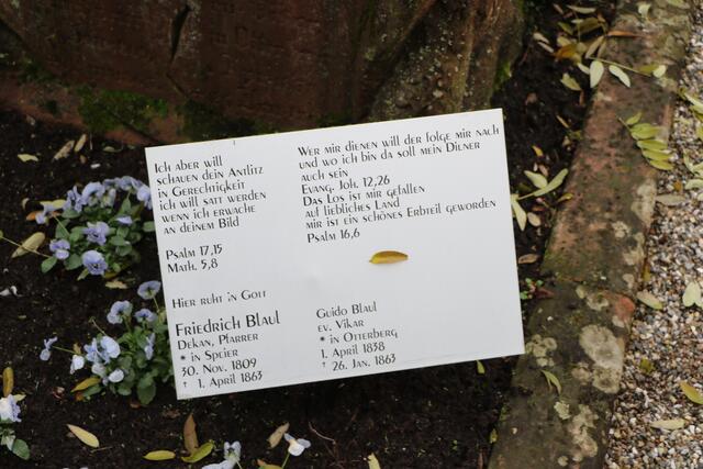 Am Grab des Dichters Blaul | Foto: Heike Schwitalla