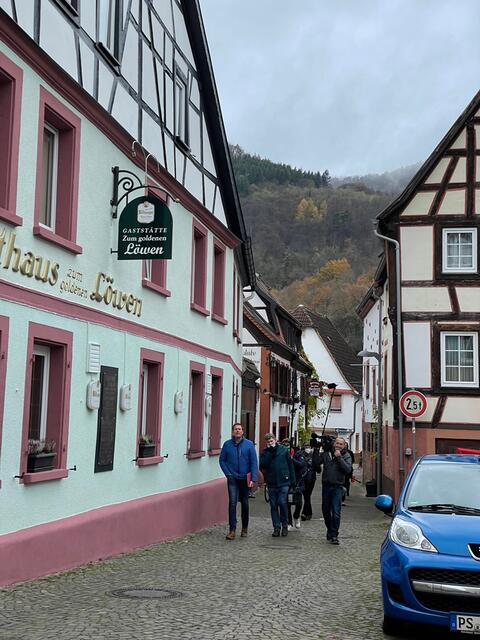 Das Kamerateam des SWR in der Altstadt von Annweiler, auf der Suche nach Quizteilnehmer  | Foto: Stadt Annweiler