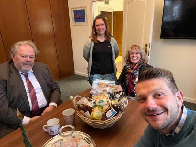 Herzliche Überraschung aus Murrhardt: Das Rateteam brachte einen großen Geschenkkorb mit allerlei Regionalen Spezialitäten mit. Vlnr.: Christian Schweizer vom Carl-Schweizer-Museum, Jasmin Nether Leitung Bürgermeisteramt, Frau Martina Mayer, Rektorin an der Walterichschule und Stadtbürgermeister Benjamin Seyfried  | Foto: Stadt Annweiler